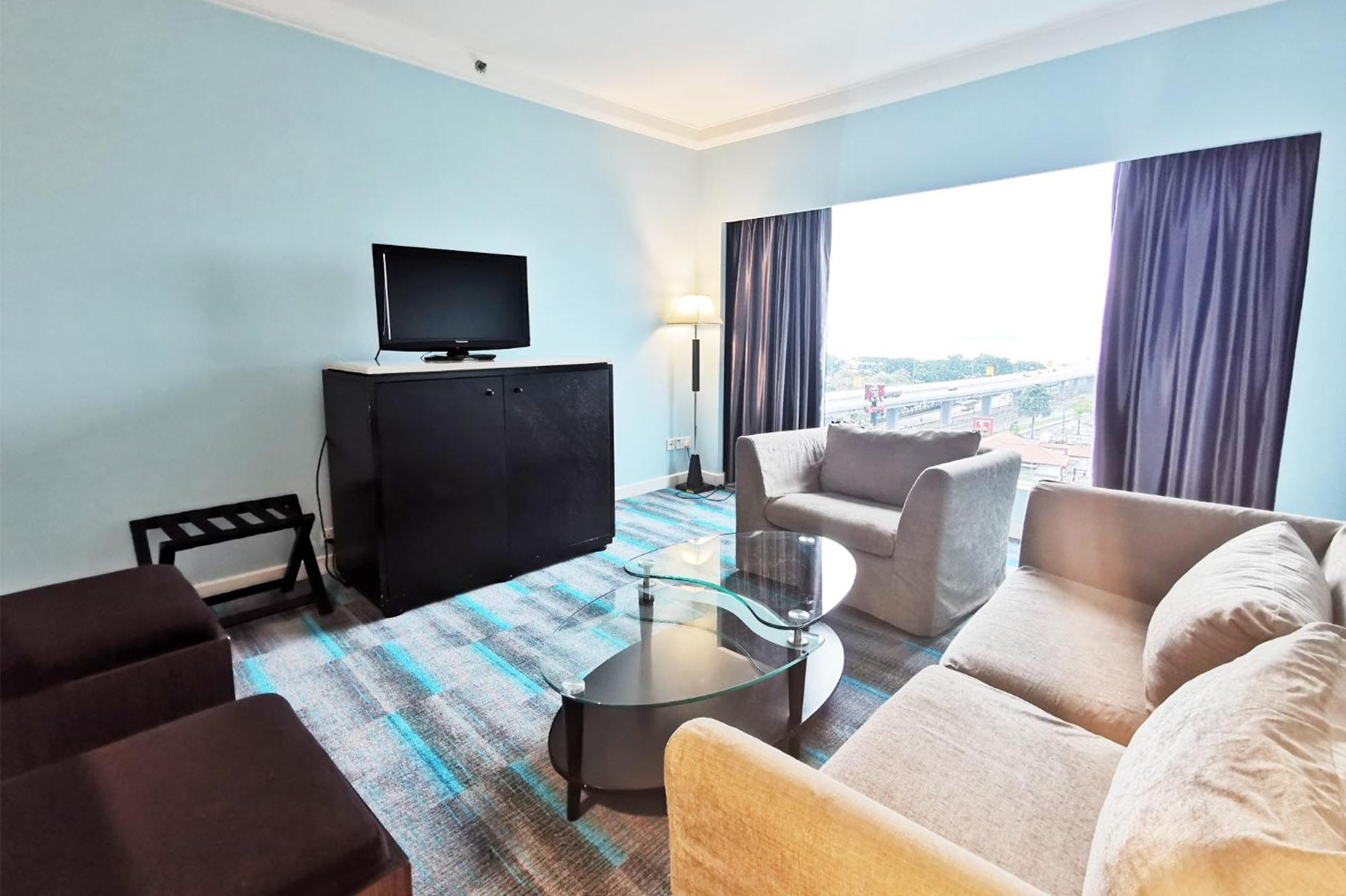 Thistle Johor Bahru Exterior photo Living room