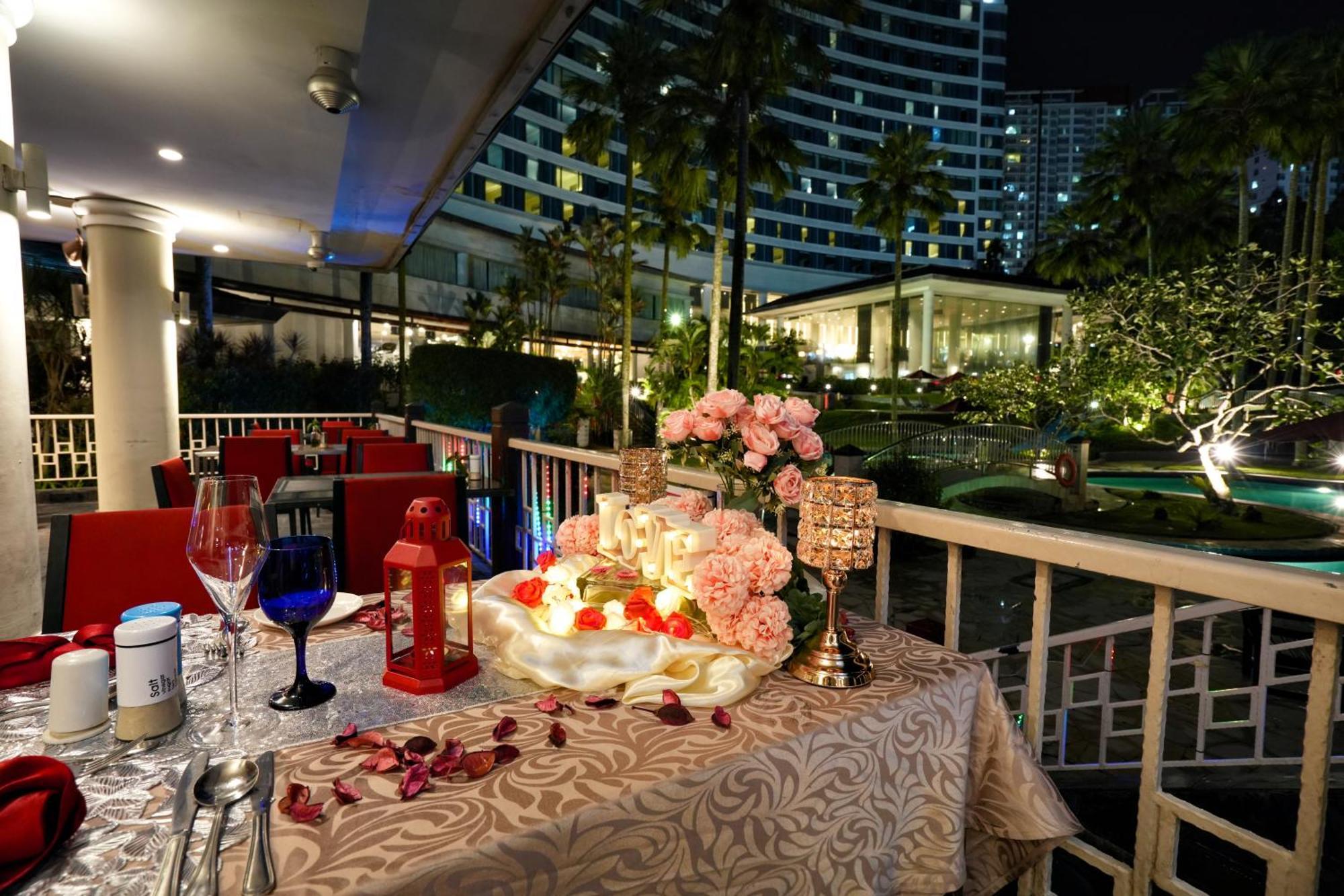 Thistle Johor Bahru Exterior photo The interior of the hotel