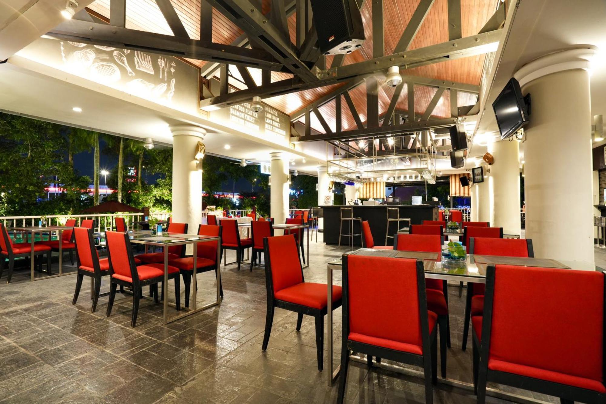 Thistle Johor Bahru Exterior photo The interior of the restaurant
