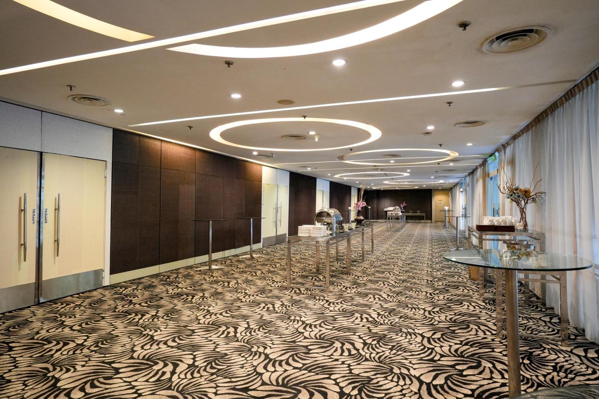 Thistle Johor Bahru Exterior photo The interior of the hotel
