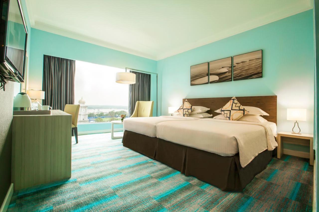 Thistle Johor Bahru Exterior photo Deluxe Room